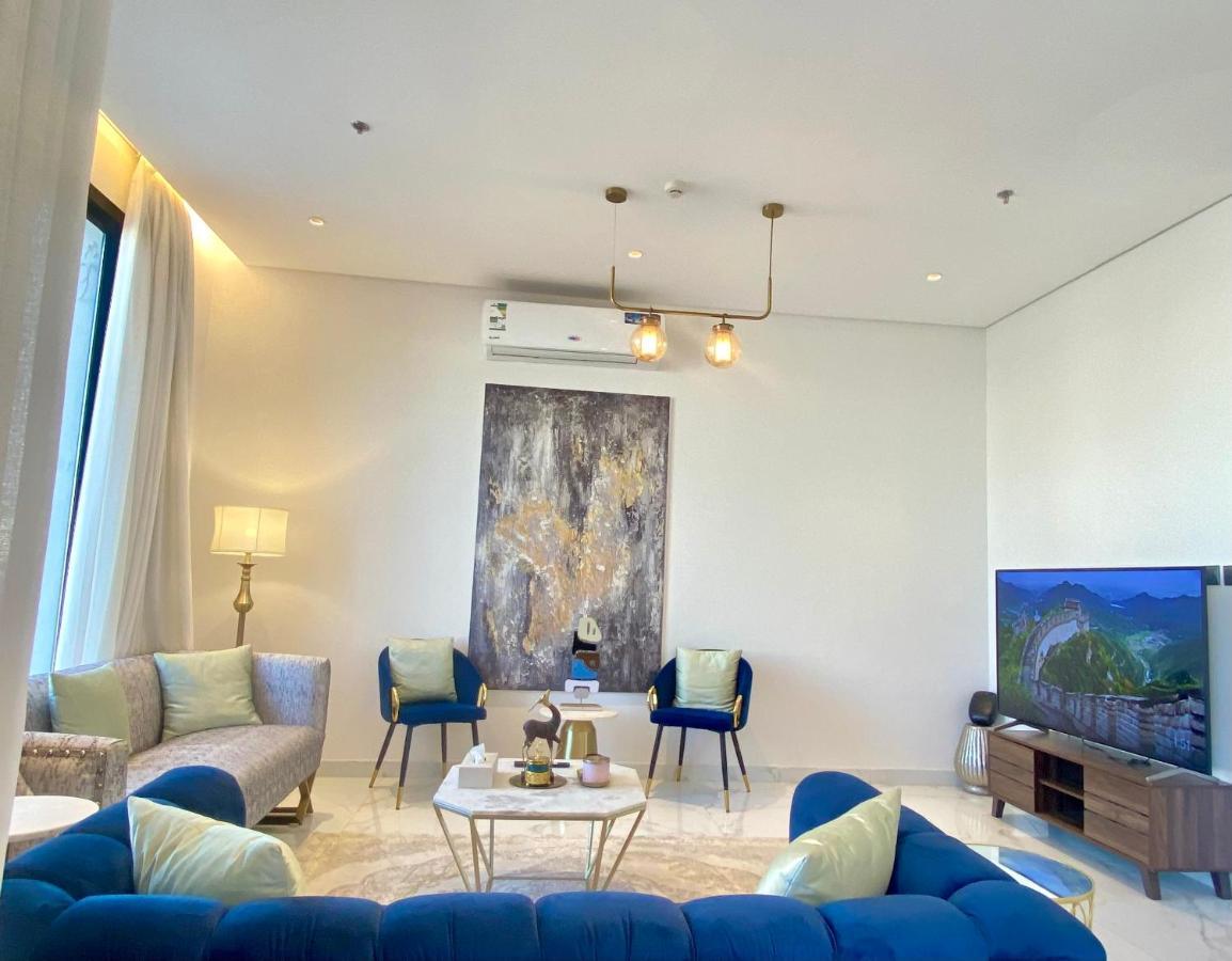 Spacious New 2 Bedroom Apt-in Amazing Location B6 *