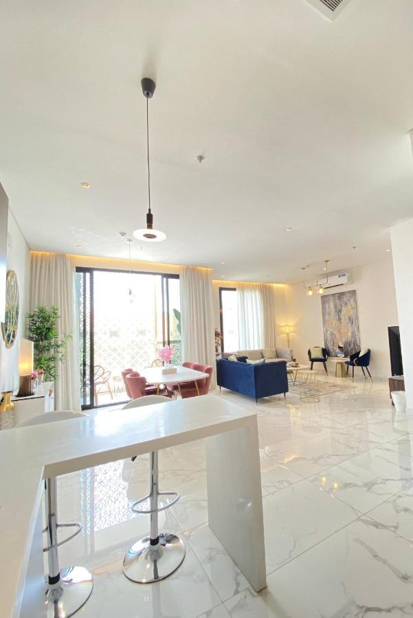 Spacious New 2 Bedroom Apt-in Amazing Location B6 *